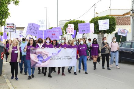 Más de 120 personas se unen en la primera manifestación de la Plataforma contra las Violencias Machistas en La Barca